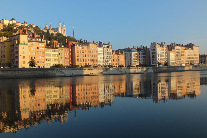Quais de Saône with Fourvière in the background [Le Routard]